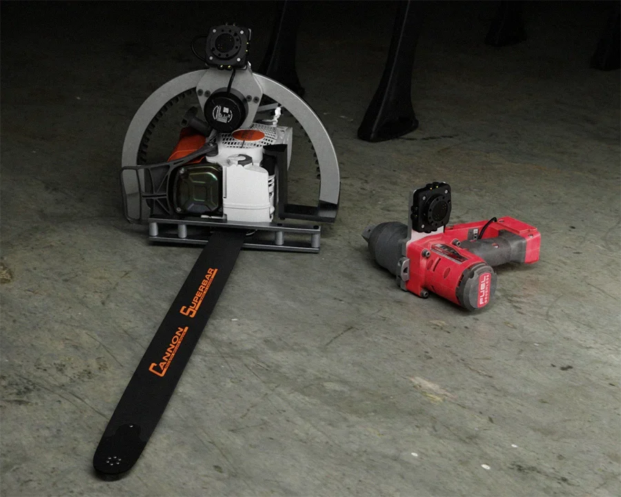 Motosserra e chave de impacto adaptadas com conectores mecânicos para os braços do Threehalves