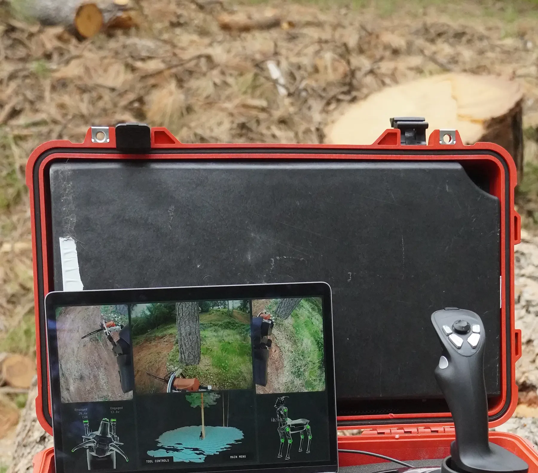 Maleta de controle do Threehalves aberta em campo, com joystick e tela exibindo câmeras e dados do robô